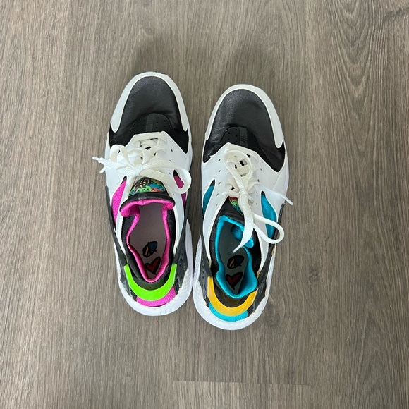 New Nike Air Huarache “Peace Love Swoosh” size 9 - Picture 8 of 10